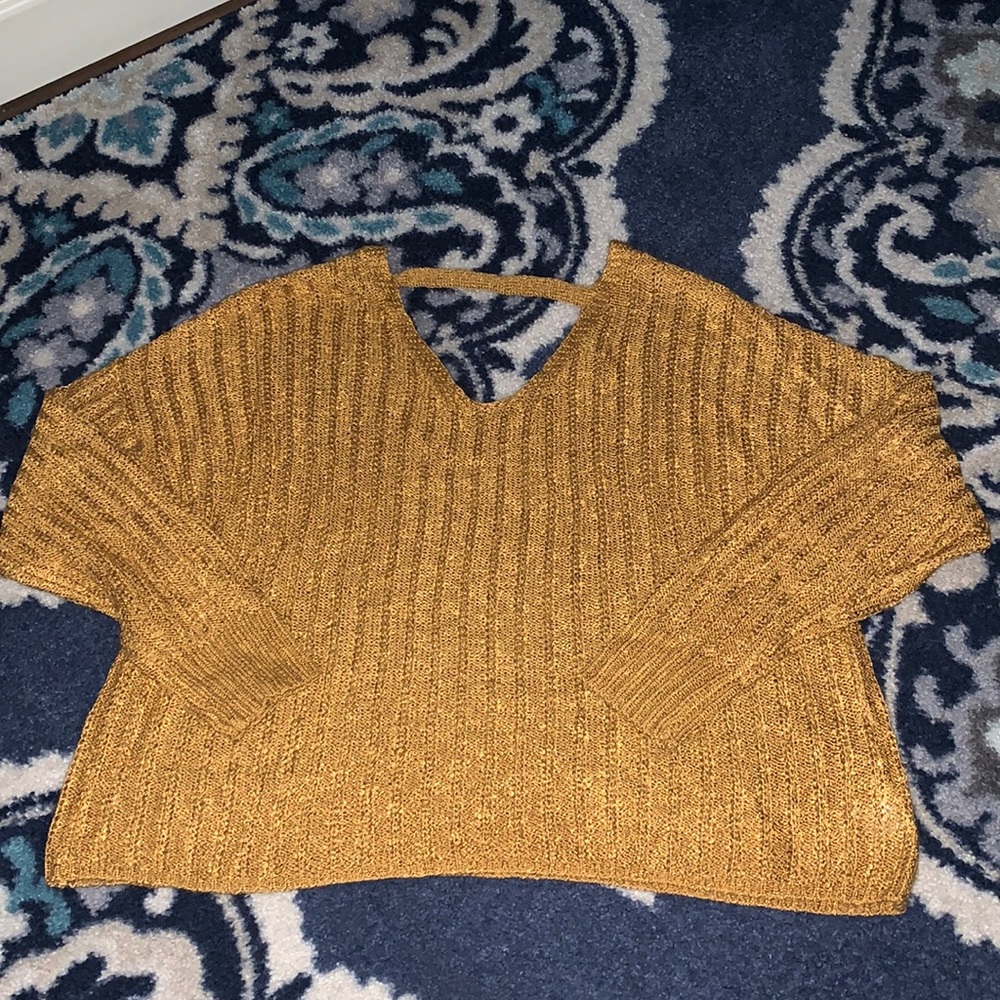 NWOT lightweight v neck sweater with cutout